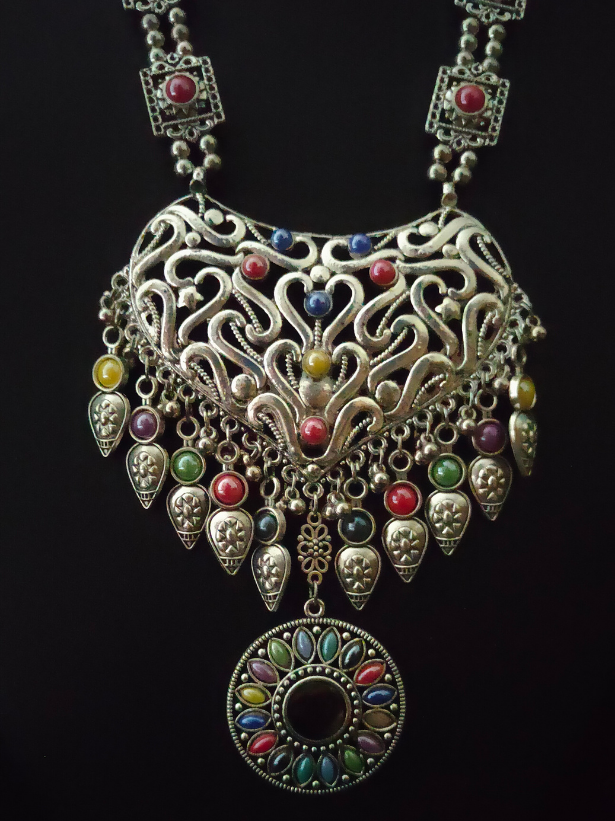 Intricately Detailed Necklace Set with Rhinestones and Mirror