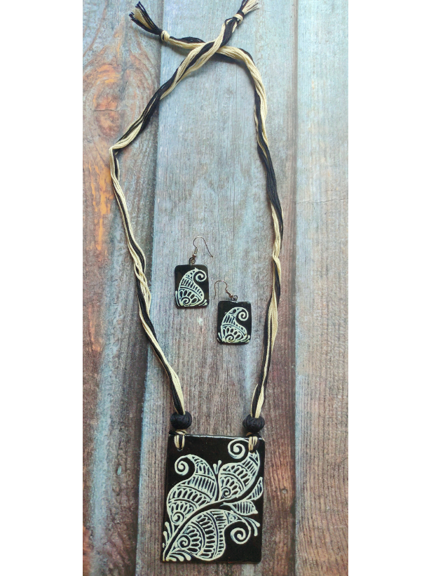 Hand Painted Peacock Motif Thread Closure Ceramic Necklace Set