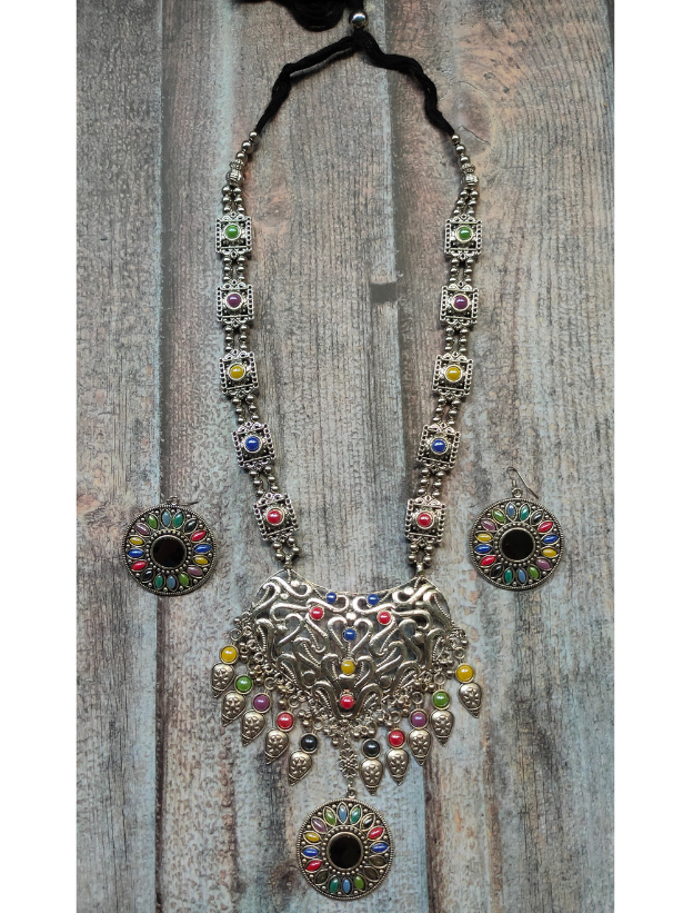 Intricately Detailed Necklace Set with Rhinestones and Mirror