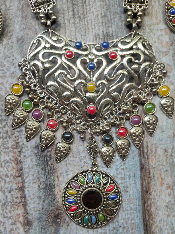 Intricately Detailed Necklace Set with Rhinestones and Mirror