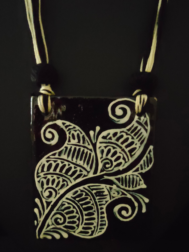 Hand Painted Peacock Motif Thread Closure Ceramic Necklace Set