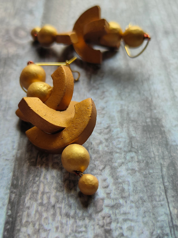 Golden Beaded Arcs Terracotta Necklace Set