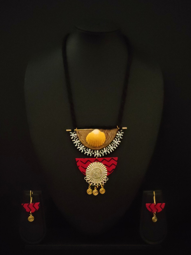 Shell Work Fabric Necklace Set with Thread Closure