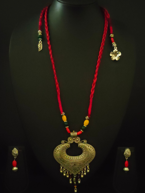 Paan Shaped Metal Pendant Necklace Set with Braided Threads Closure
