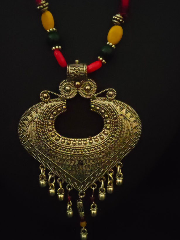 Paan Shaped Metal Pendant Necklace Set with Braided Threads Closure