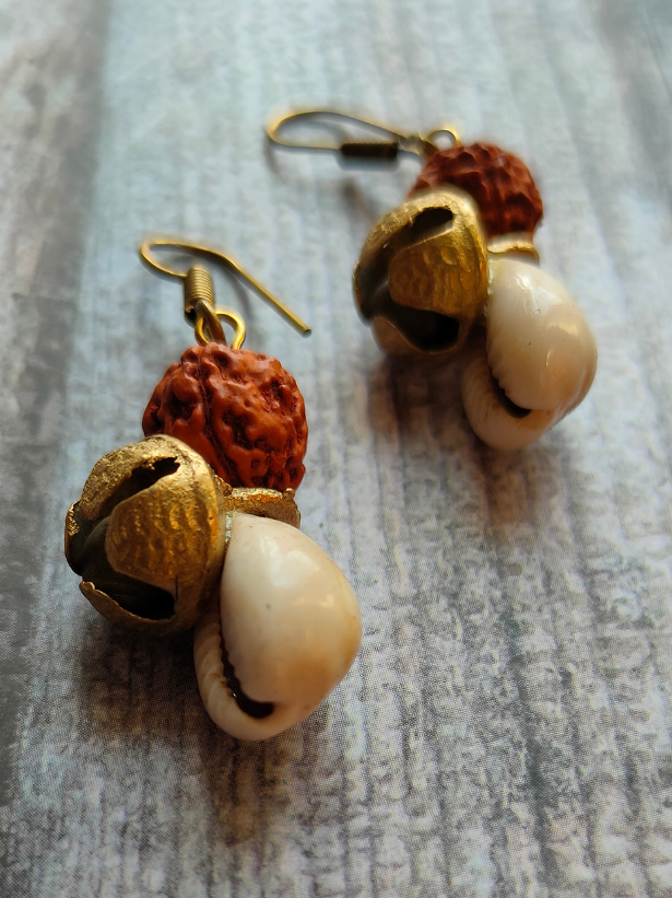 Handcrafted Fabric Necklace Set with Shells and Rudraksha