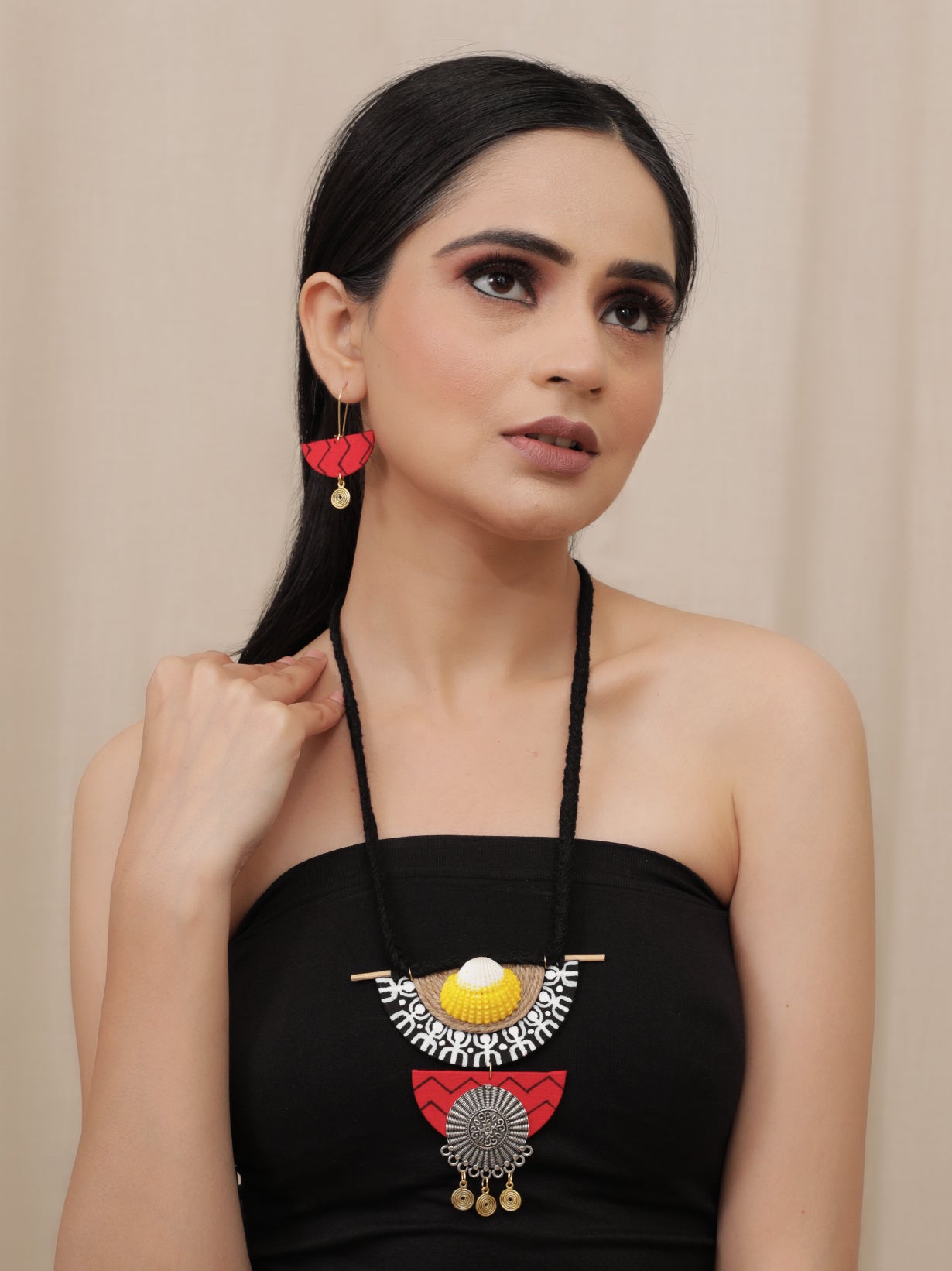 Shell Work Fabric Necklace Set with Thread Closure