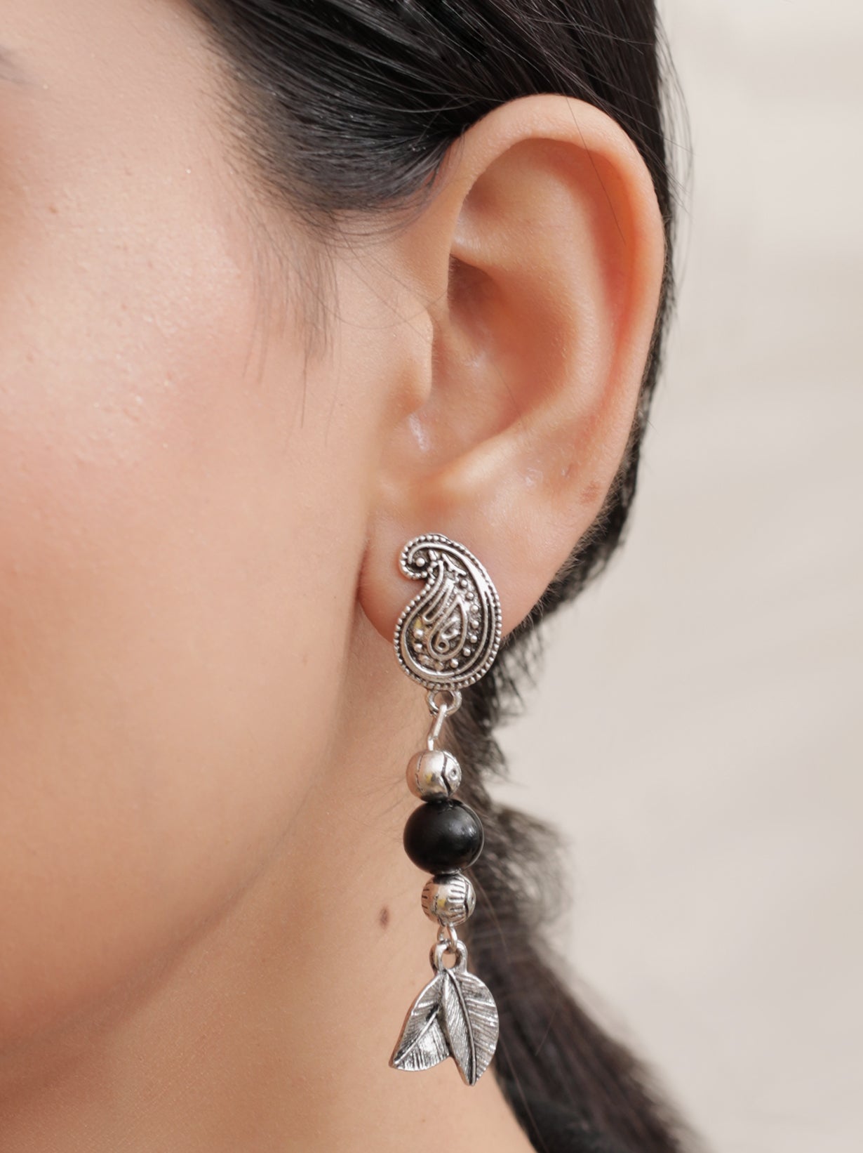 Metal Necklace Set with Glass Beads and Leaf Motifs