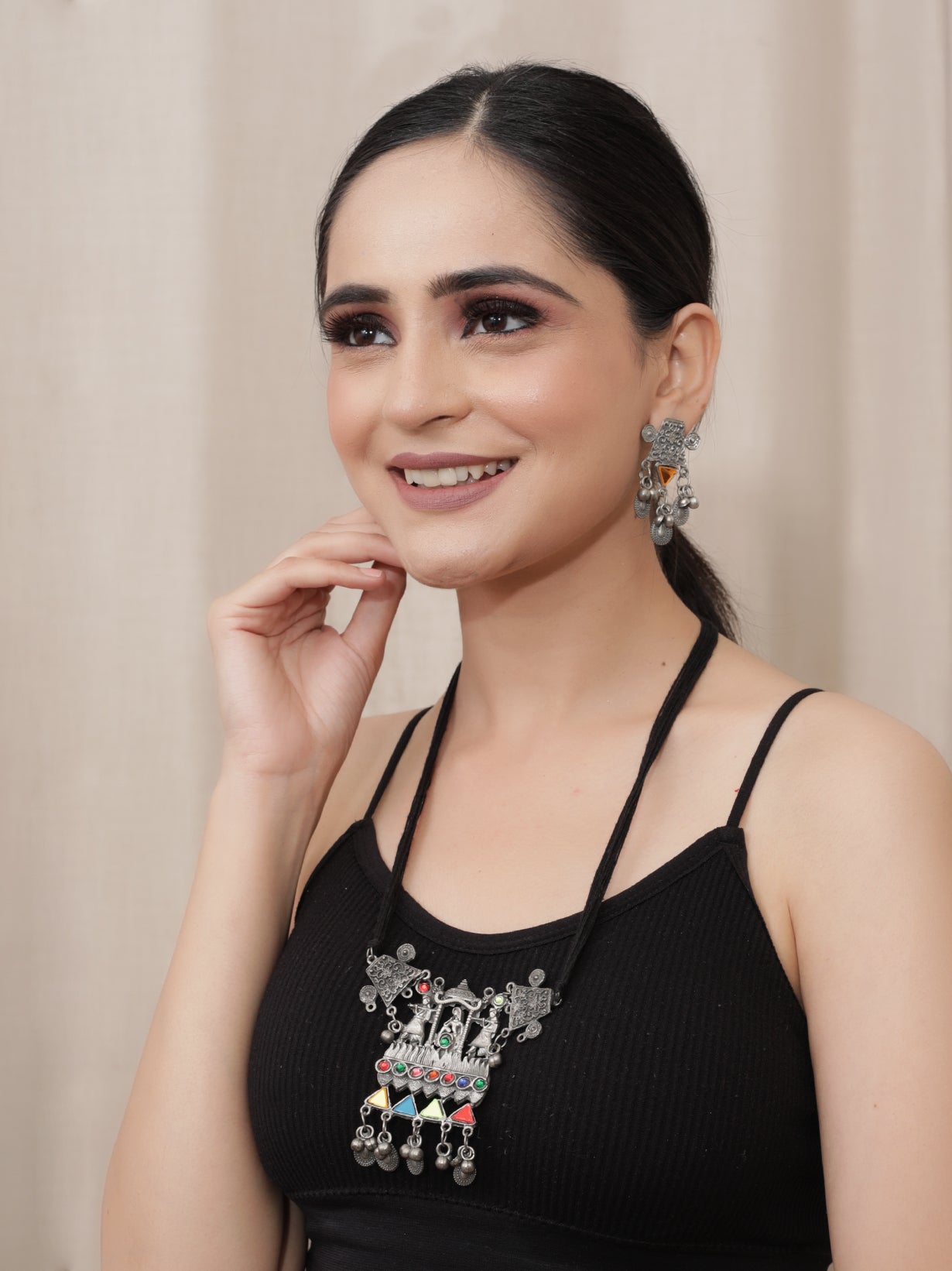 Multicolor Rhinestones Embedded Fabric Closure Metal Necklace Set