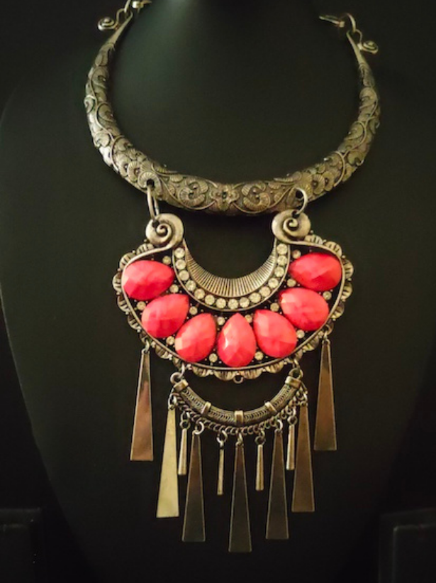 Hasli Necklace Set with a Statement Pendant (Red Stones)