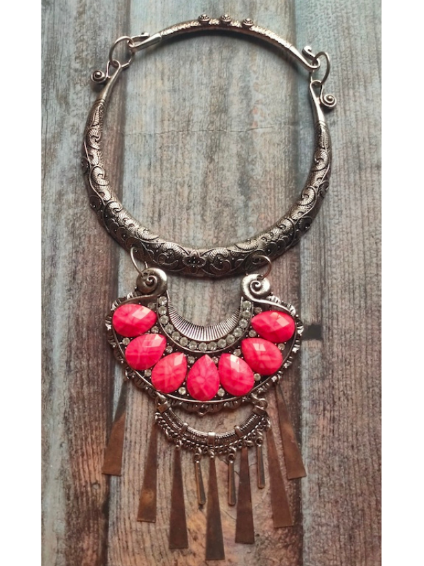 Hasli Necklace Set with a Statement Pendant (Red Stones)