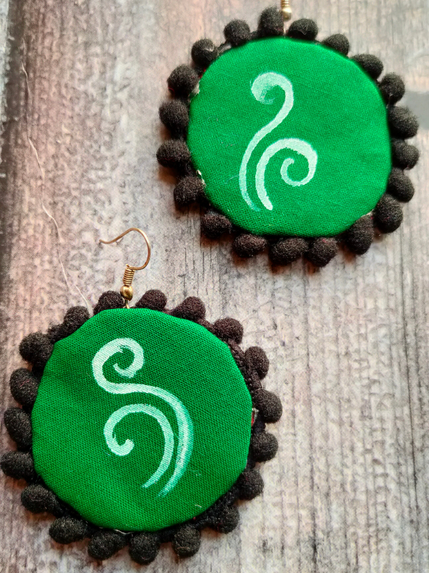 Handpainted Fabric Necklace Set with Thread Closure and Shells