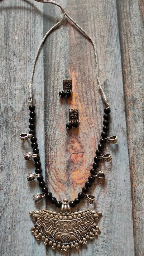 Intricately Detailed Pendant Necklace Set with Glass Beads