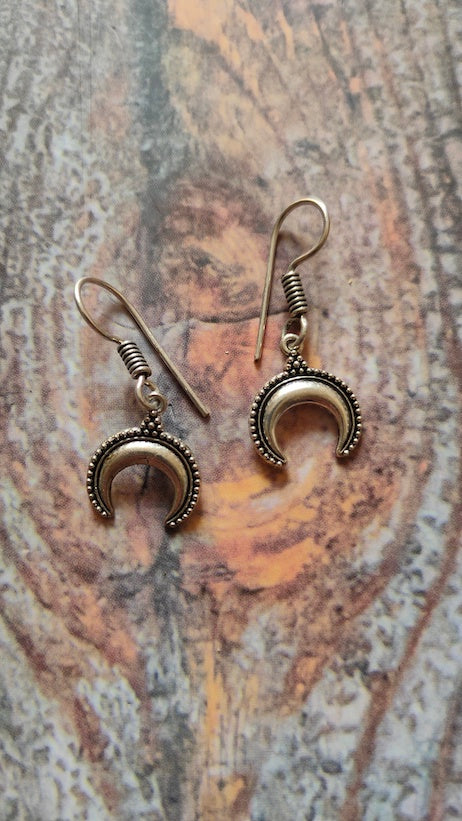 Tribal Pendant 2 layered Thread Closure Necklace Set