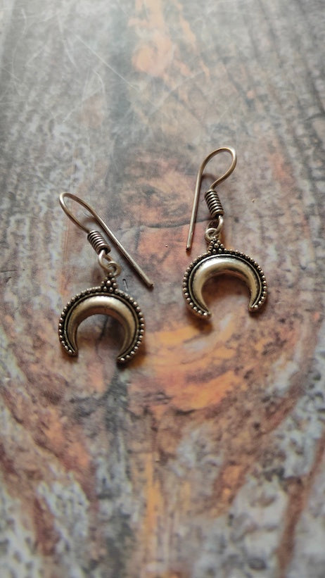 Tribal Pendant 2 layered Thread Closure Necklace Set