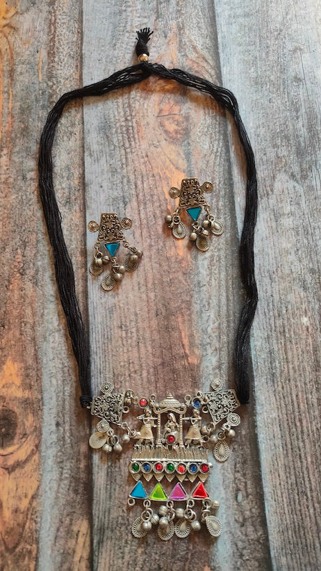 Multicolor Rhinestones Embedded Fabric Closure Metal Necklace Set