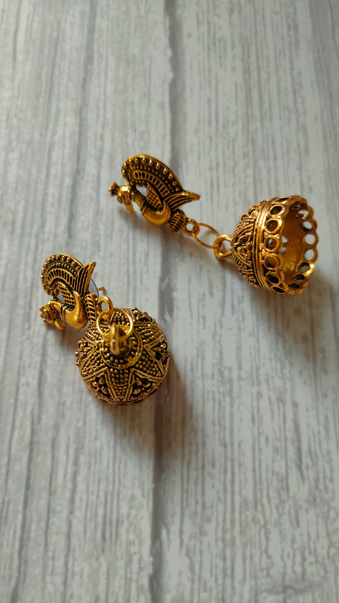 Wooden Pendant Fabric Closure Necklace Set with Antique Gold Finish Earrings