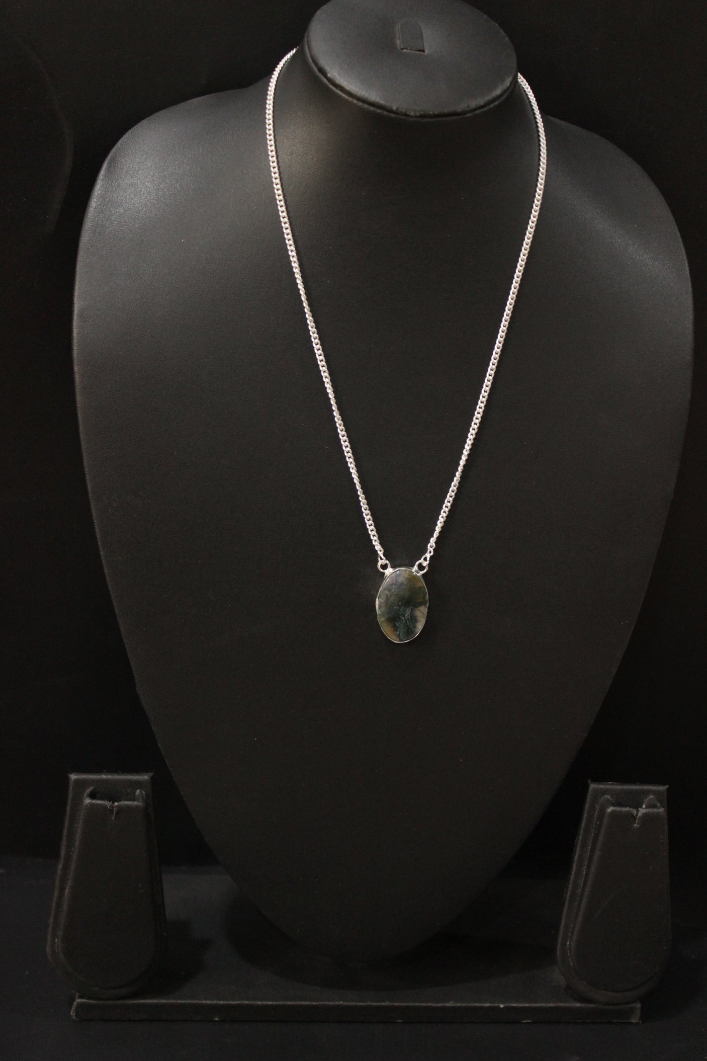 Green Moss Agate Oval Gemstone Embedded Silver Plated Necklace