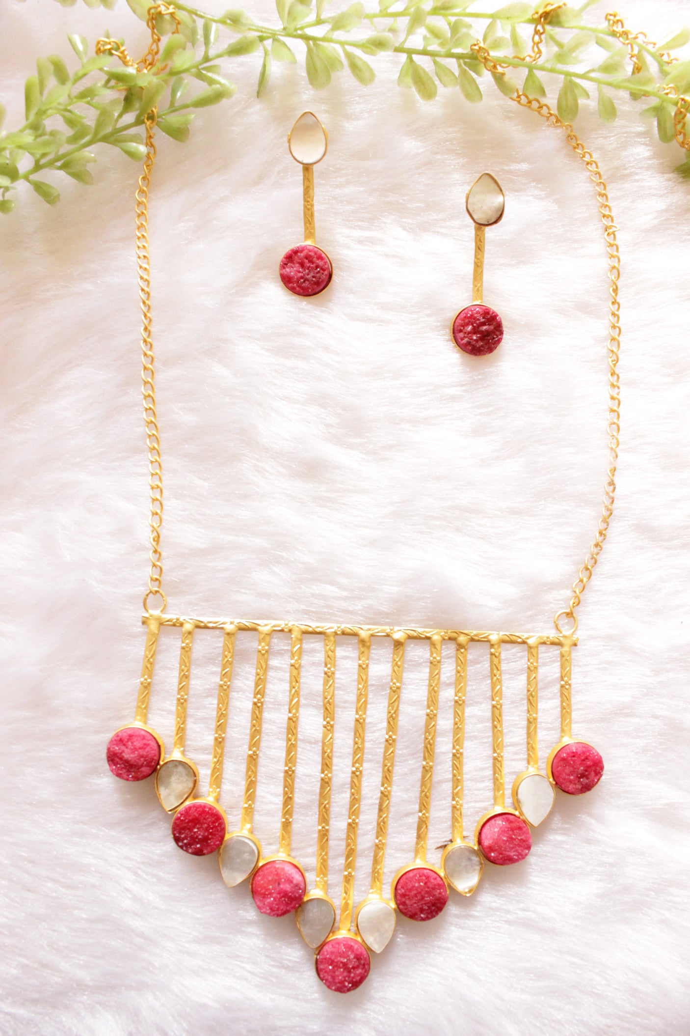 Fuchsia & White Raw Natural Gemstones Embedded Gold Finish Wedding Bar Necklace Set