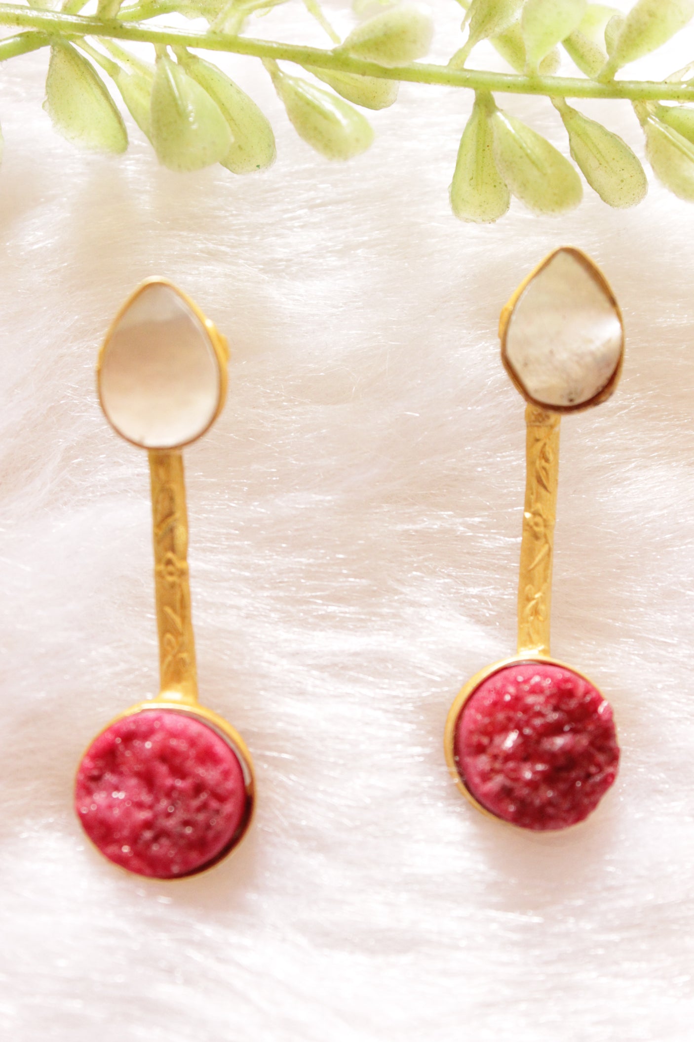 Fuchsia & White Raw Natural Gemstones Embedded Gold Finish Wedding Bar Necklace Set