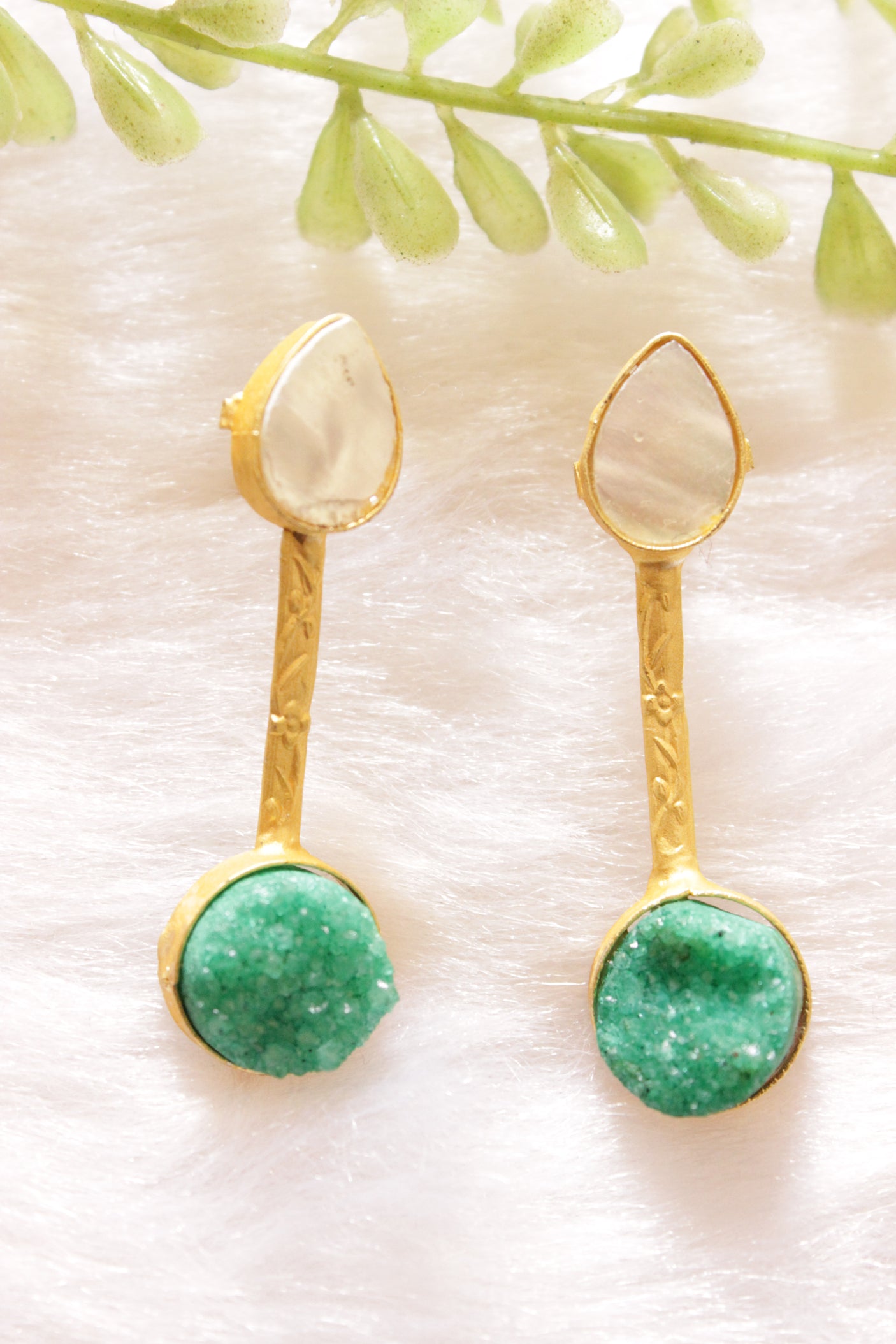 Sea Green & White Raw Natural Gemstones Embedded Gold Finish Wedding Bar Necklace Set