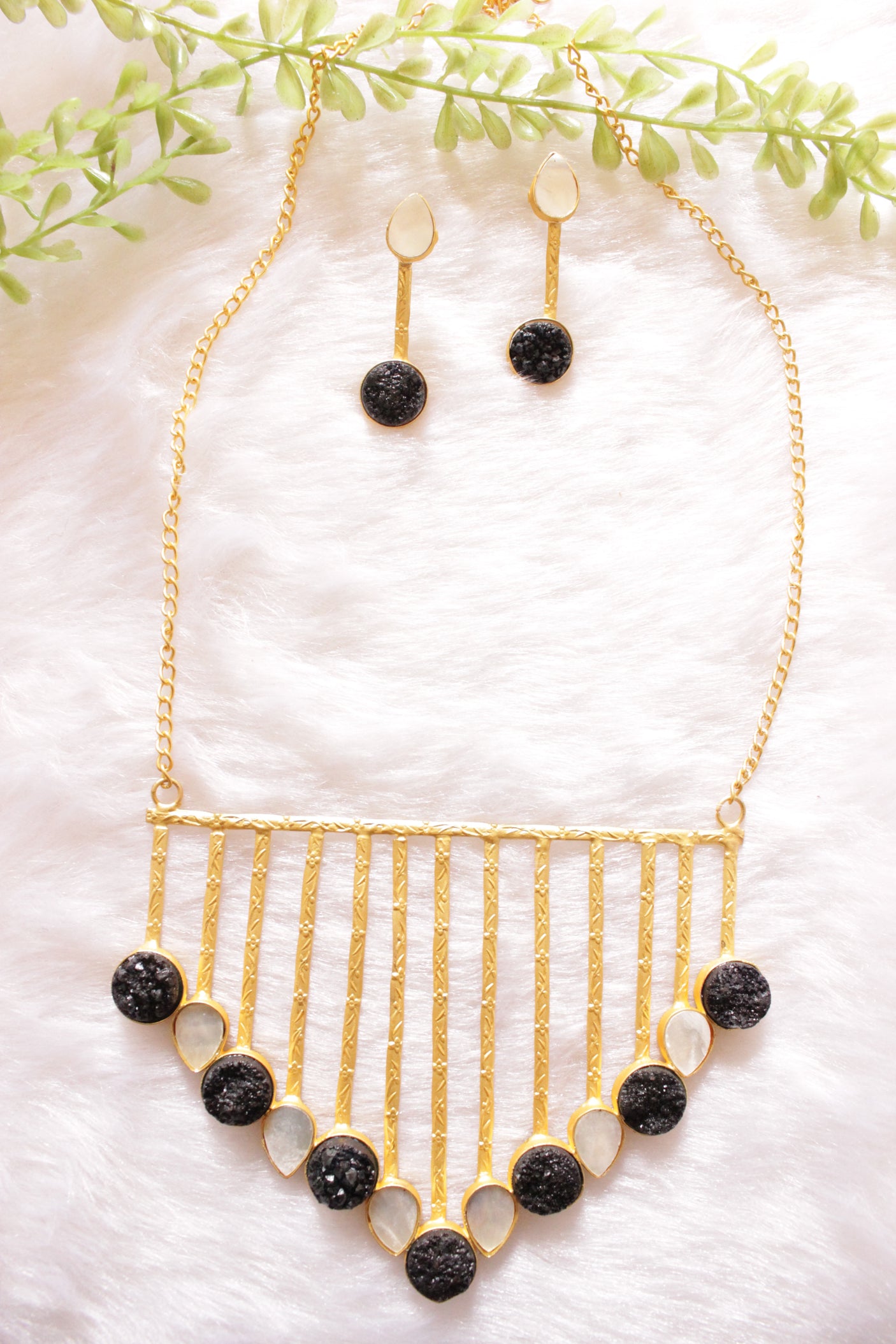 Black & White Raw Natural Gemstones Embedded Gold Finish Wedding Bar Necklace Set