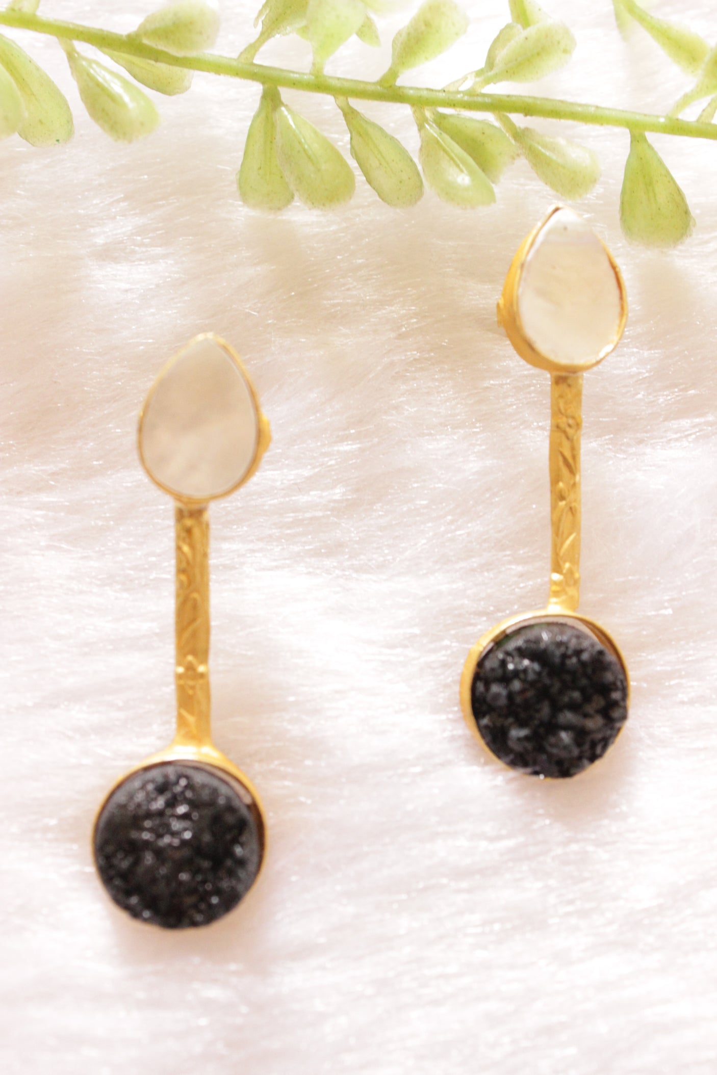 Black & White Raw Natural Gemstones Embedded Gold Finish Wedding Bar Necklace Set