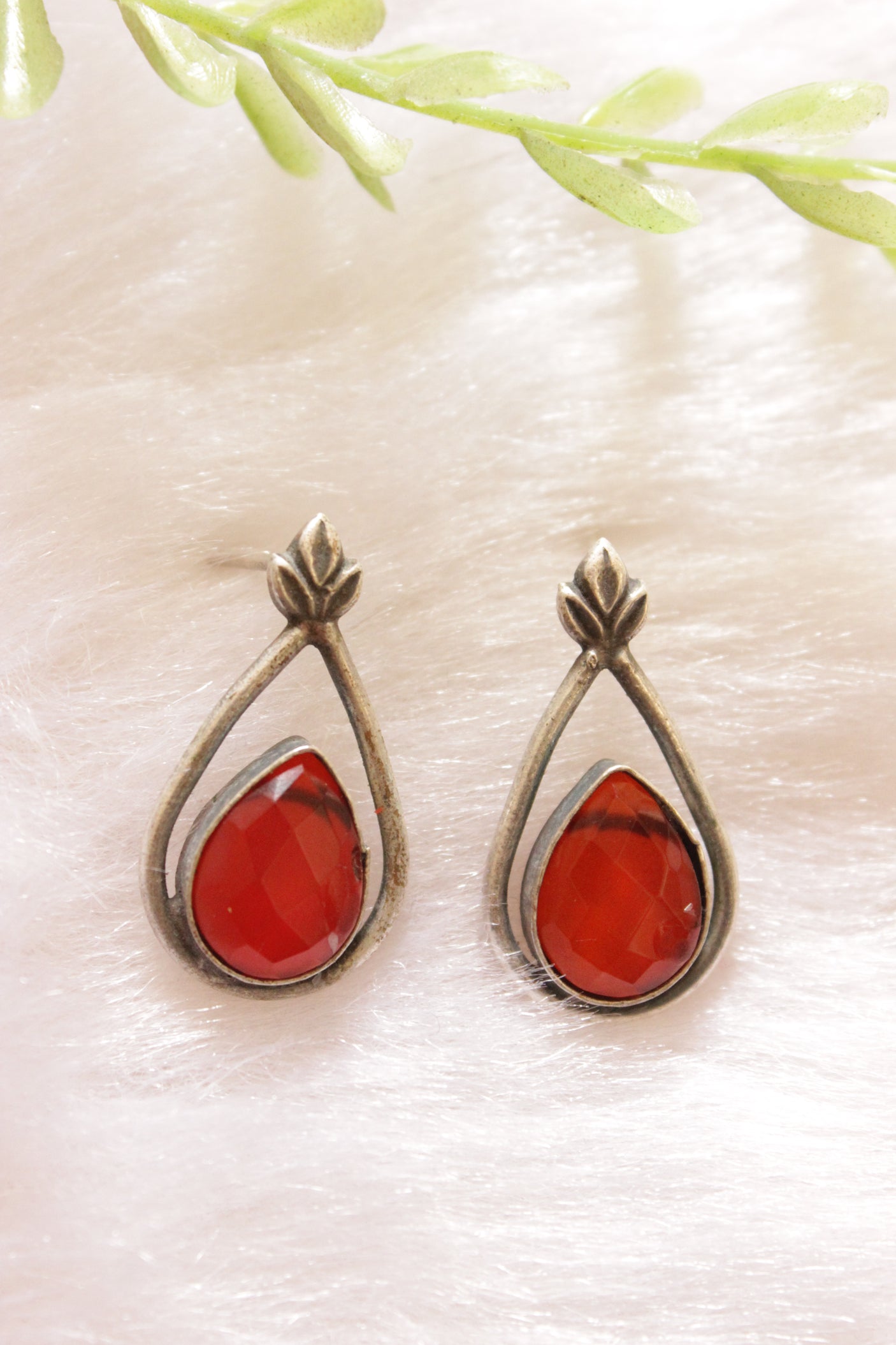 Red Raw Natural Gemstones Embedded Silver Finish Adjustable Thread Closure Brass Necklace Set