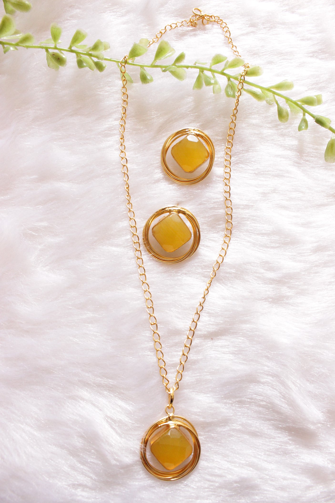 Lemon Yellow Raw Natural Gemstones Embedded Gold Finish Chain Necklace Set