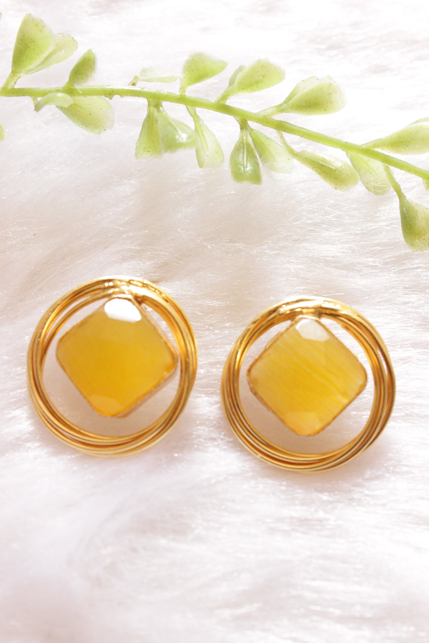 Lemon Yellow Raw Natural Gemstones Embedded Gold Finish Chain Necklace Set