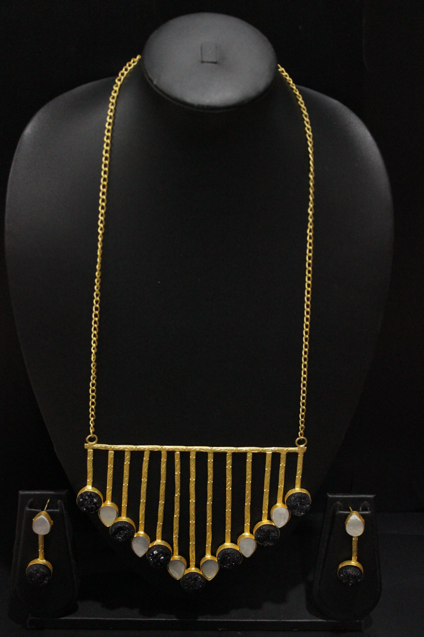 Black & White Raw Natural Gemstones Embedded Gold Finish Wedding Bar Necklace Set