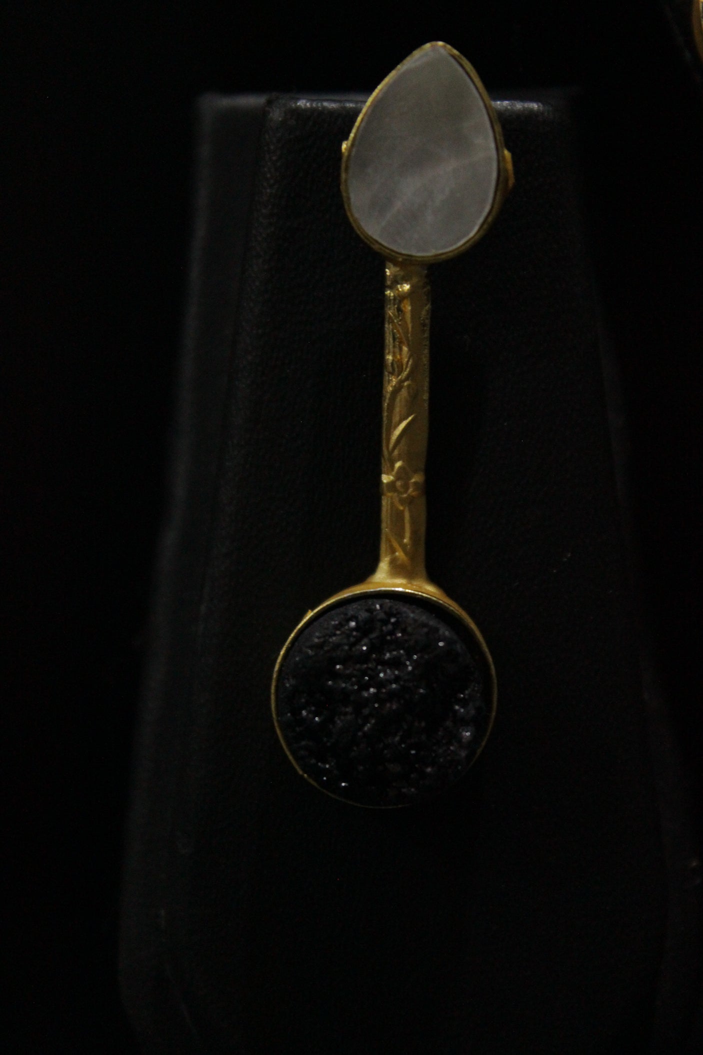 Black & White Raw Natural Gemstones Embedded Gold Finish Wedding Bar Necklace Set