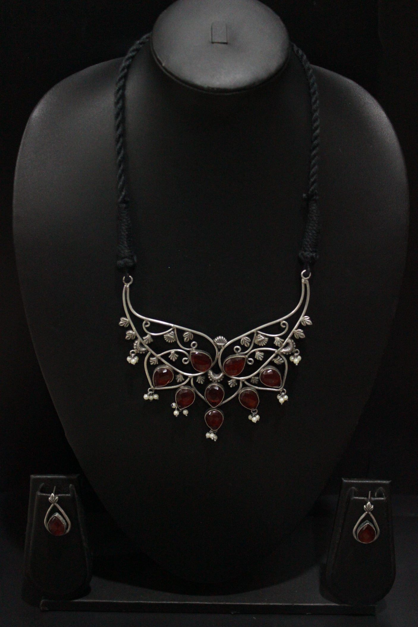 Red Raw Natural Gemstones Embedded Silver Finish Adjustable Thread Closure Brass Necklace Set