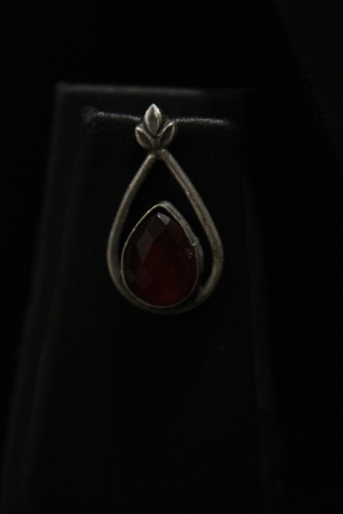 Red Raw Natural Gemstones Embedded Silver Finish Adjustable Thread Closure Brass Necklace Set