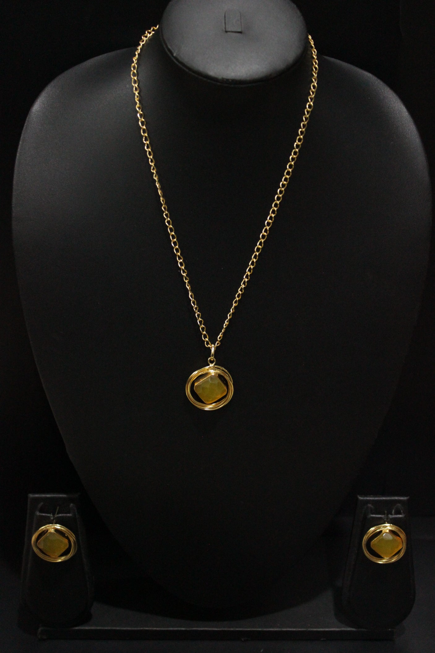 Lemon Yellow Raw Natural Gemstones Embedded Gold Finish Chain Necklace Set