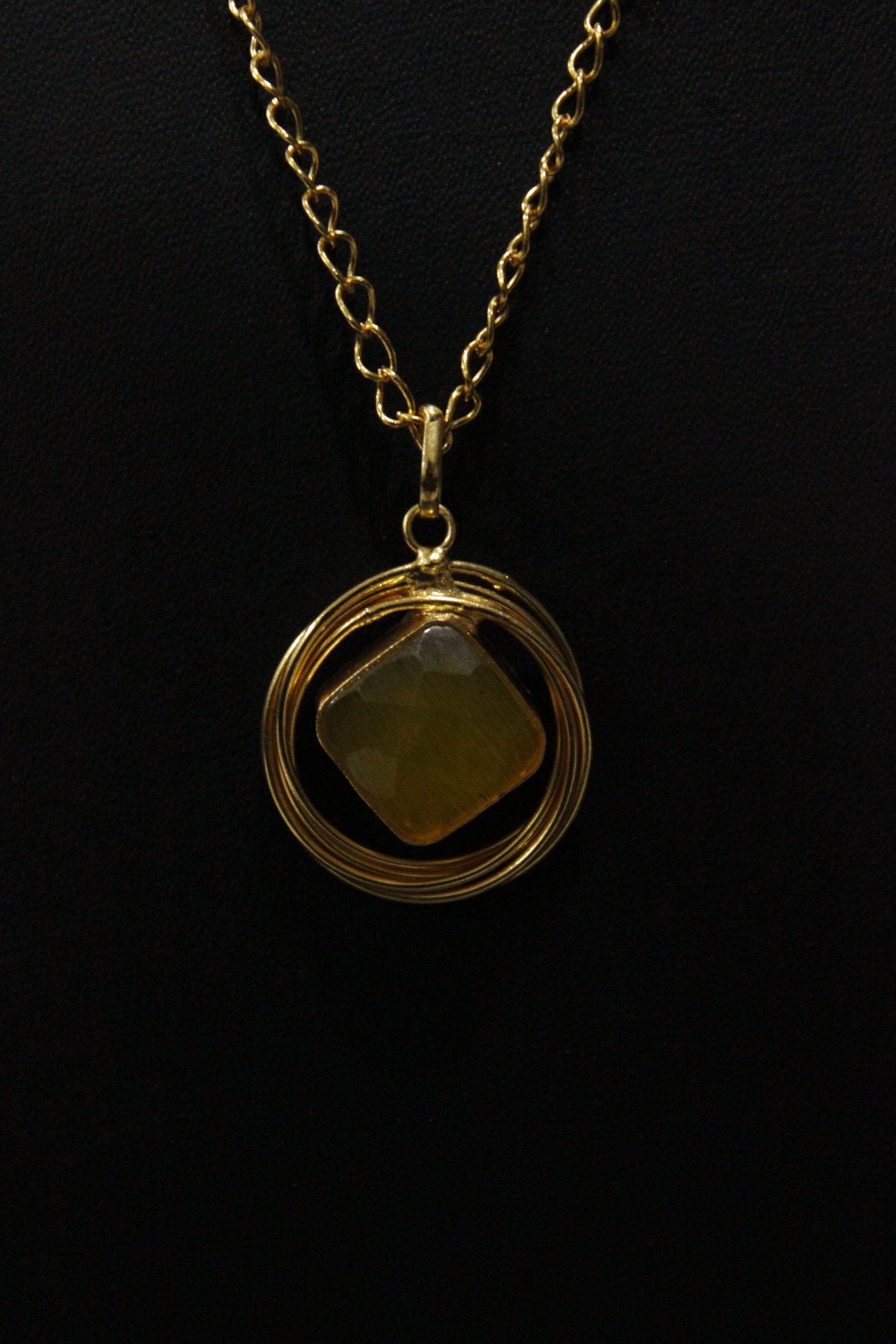 Lemon Yellow Raw Natural Gemstones Embedded Gold Finish Chain Necklace Set