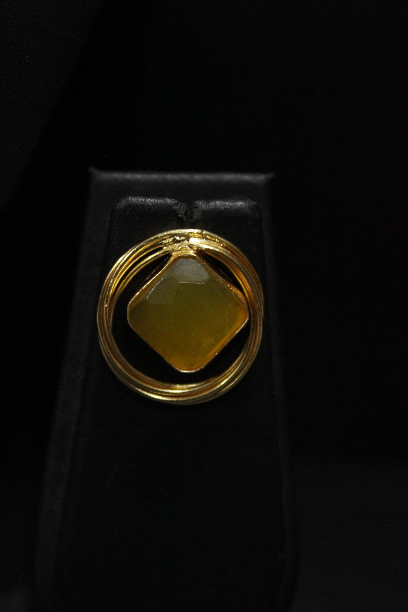 Lemon Yellow Raw Natural Gemstones Embedded Gold Finish Chain Necklace Set