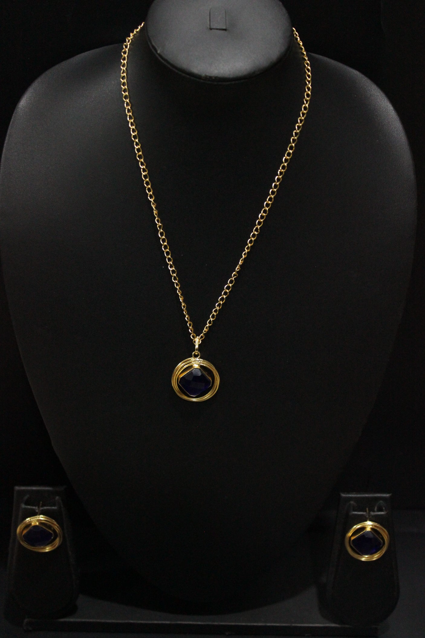 Purple Raw Natural Gemstones Embedded Gold Finish Chain Necklace Set