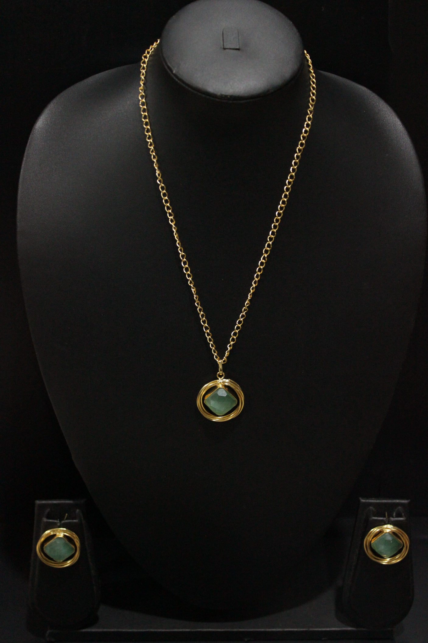 Sea Green Raw Natural Gemstones Embedded Gold Finish Chain Necklace Set
