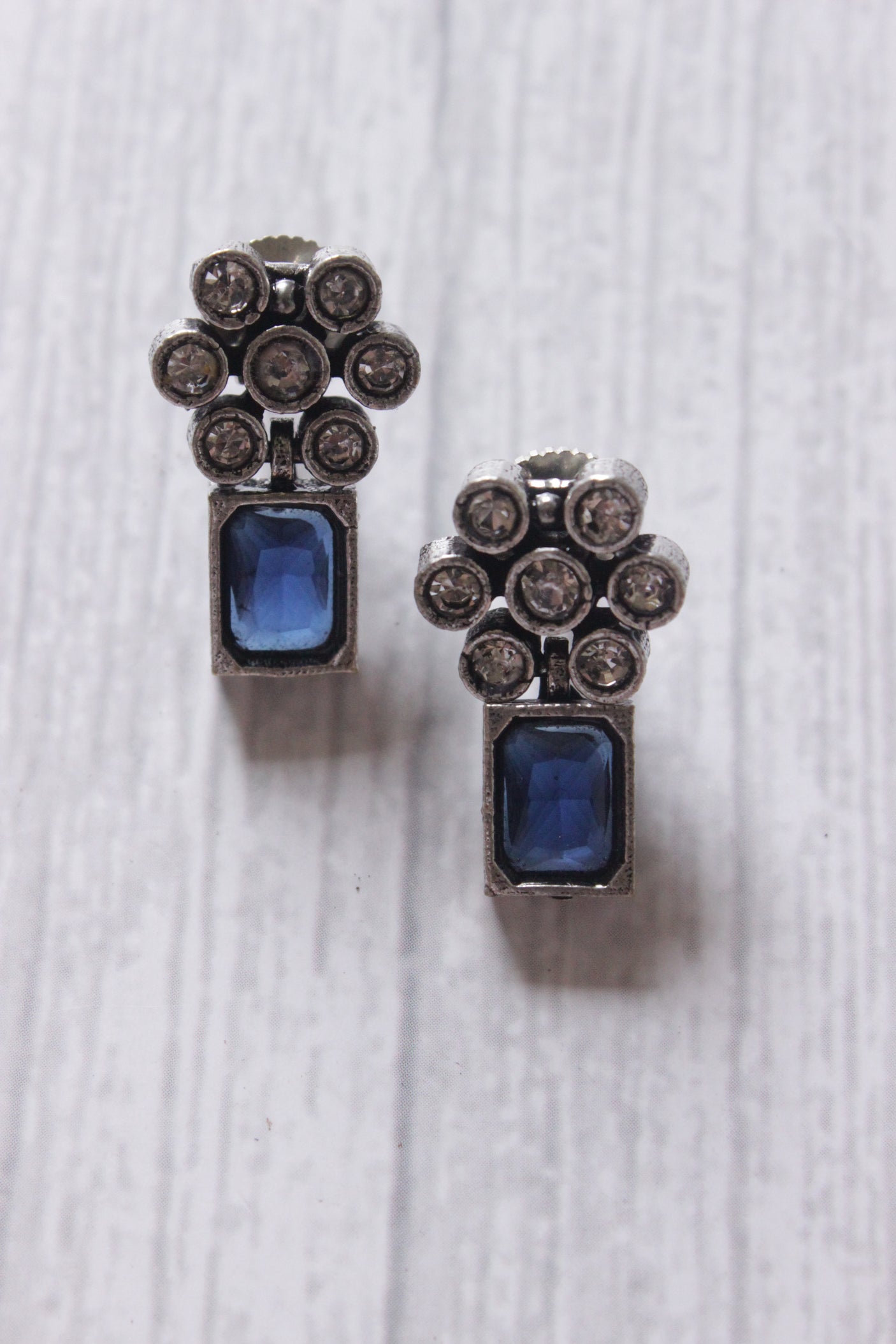 Glass Stones and Rhinestones Embedded Metal Necklace Set with Nosepin