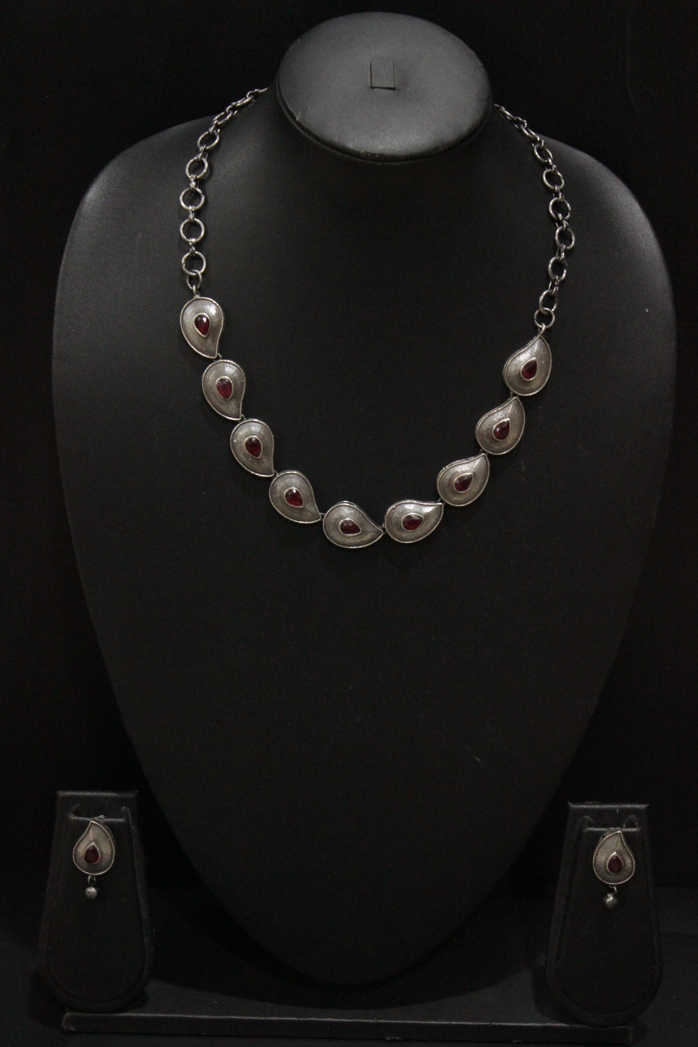 Red Center Stones Embedded Leaf Shaped Metal Charms Oxidised Finish Chain Necklace Set