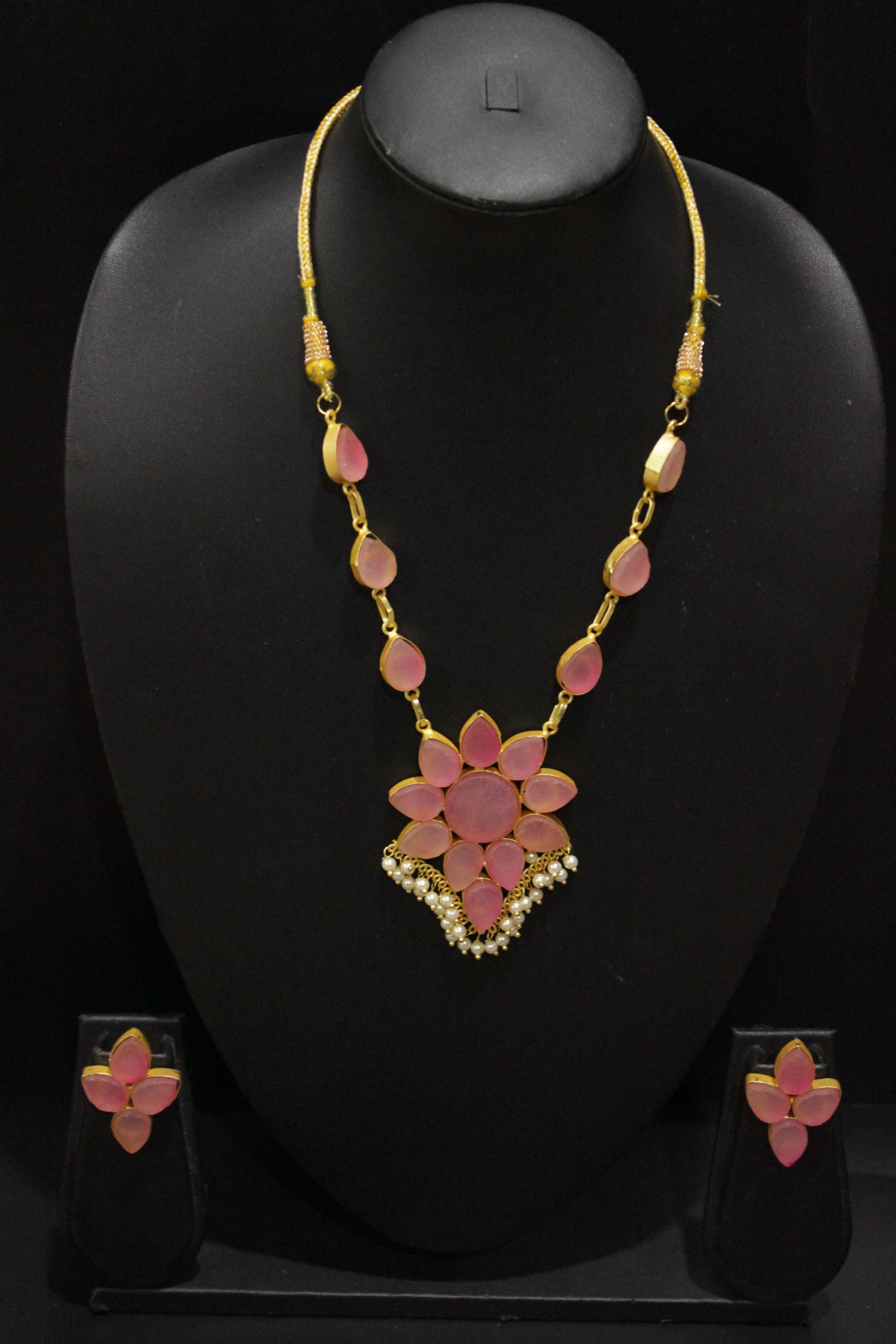 Salmon Pink Raw Natural Glass Stones Embedded Gold Toned Adjustable Length Necklace Set