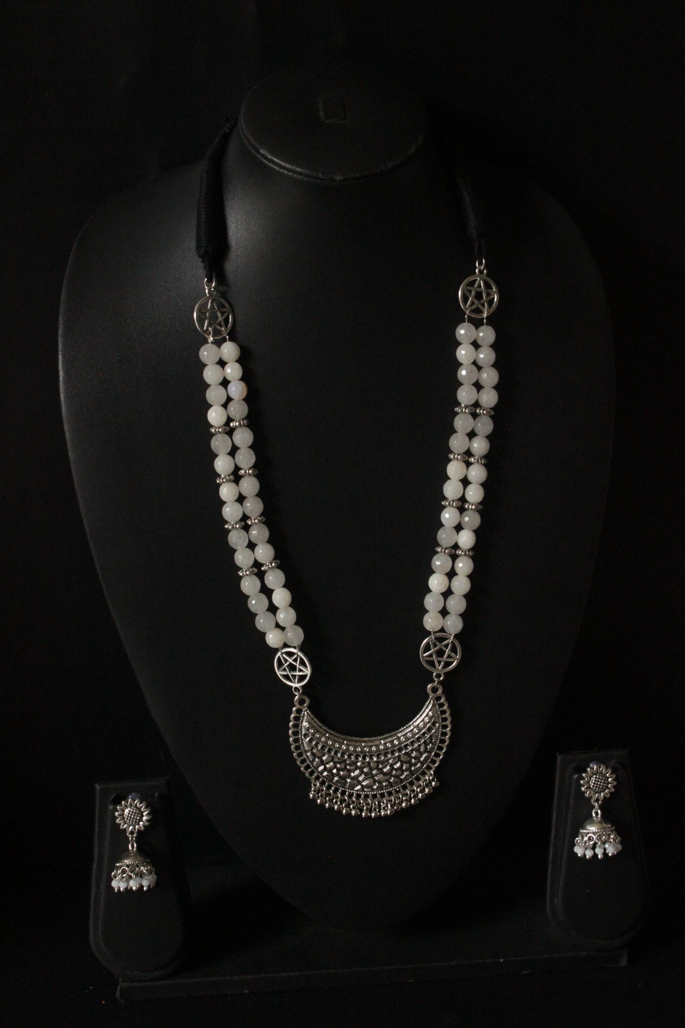 Intricately Detailed Silver Finish Metal Pendant Jade Beads Necklace Set