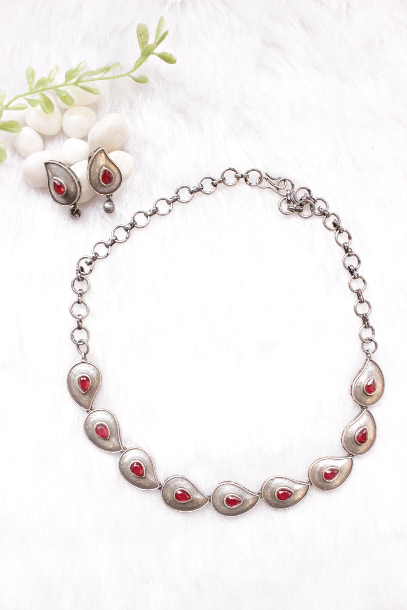 Red Center Stones Embedded Leaf Shaped Metal Charms Oxidised Finish Chain Necklace Set