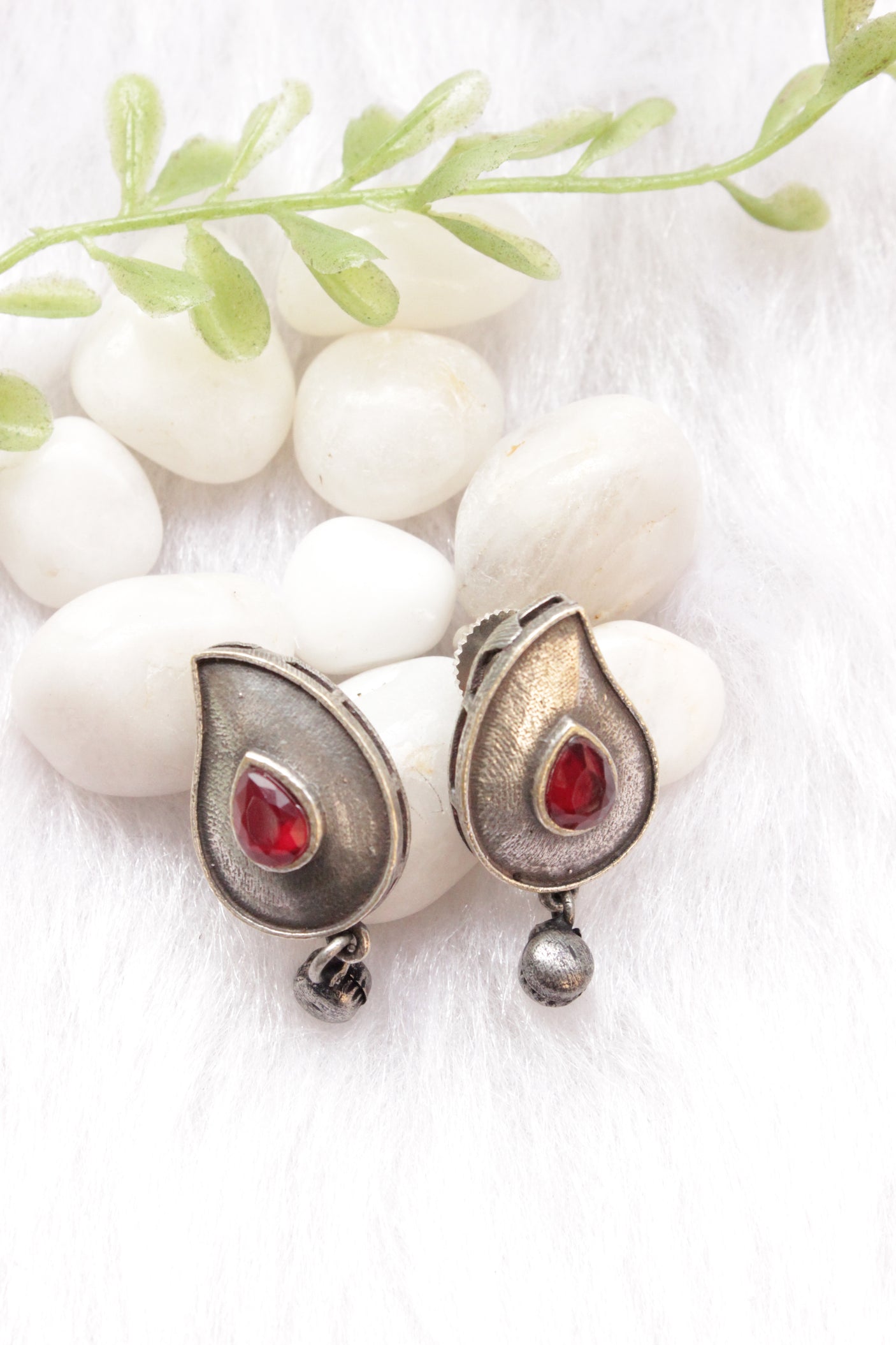 Red Center Stones Embedded Leaf Shaped Metal Charms Oxidised Finish Chain Necklace Set