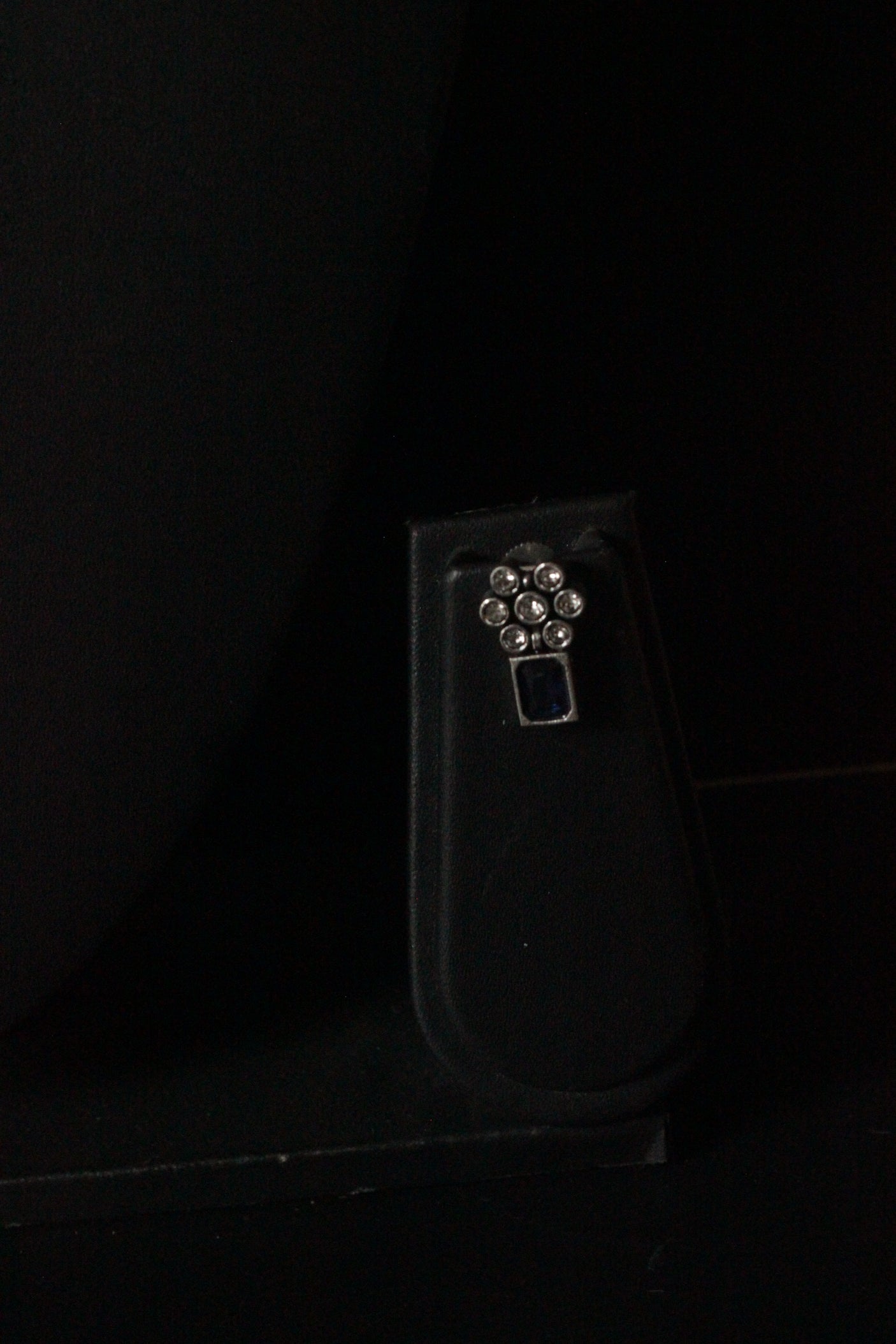 Glass Stones and Rhinestones Embedded Metal Necklace Set with Nosepin