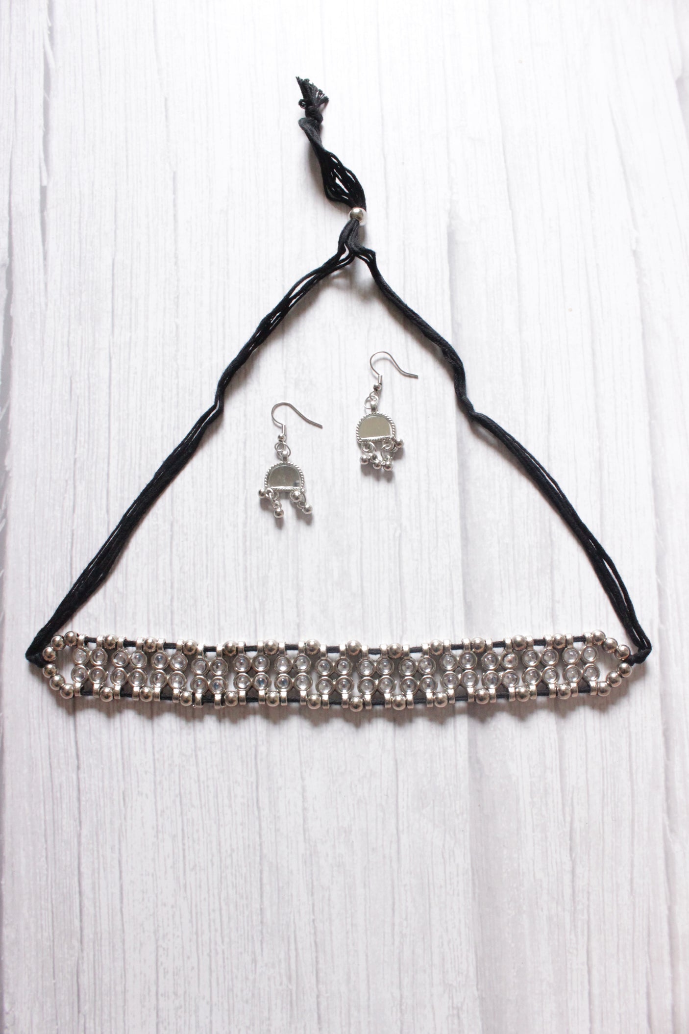 Glass Beads Embedded Metal Choker Necklace Set with Thread Closure