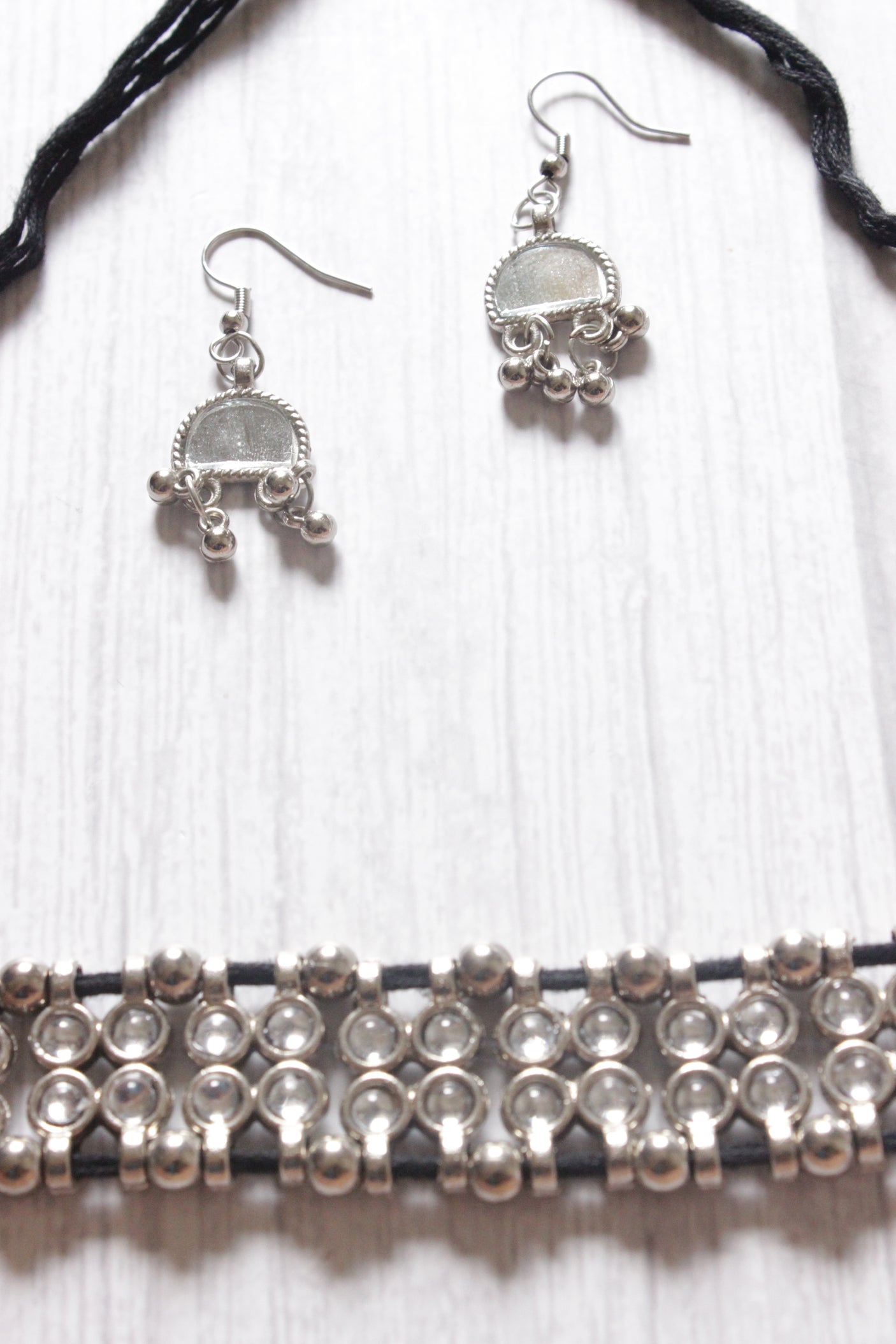 Glass Beads Embedded Metal Choker Necklace Set with Thread Closure