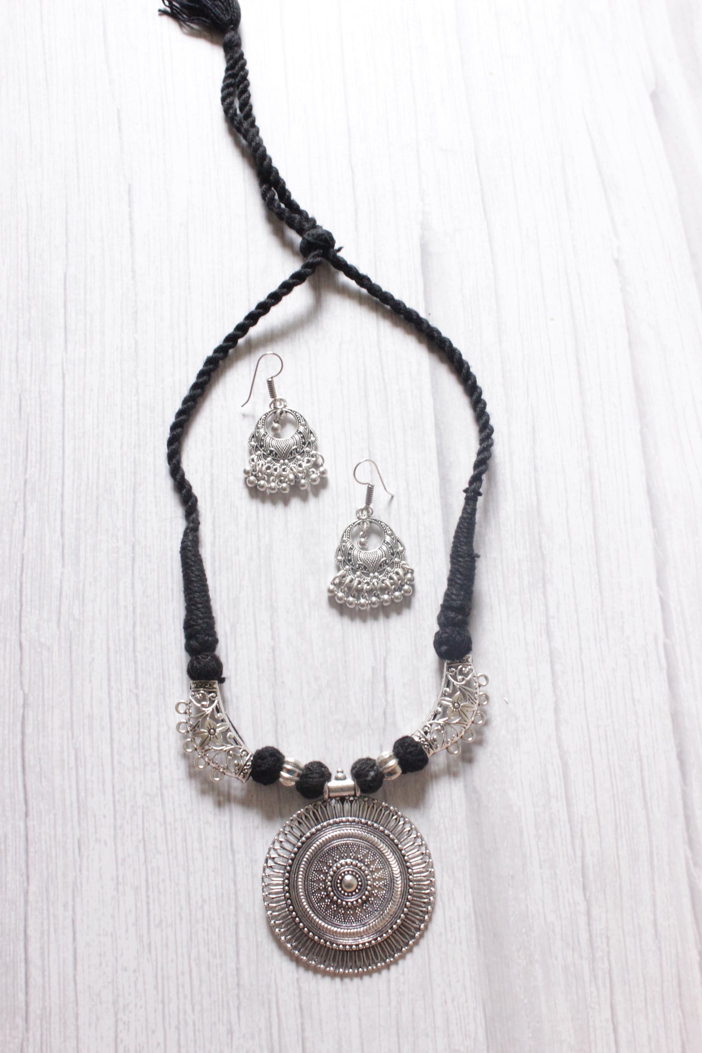 Thread Closure Choker Necklace Set with Statement Pendant