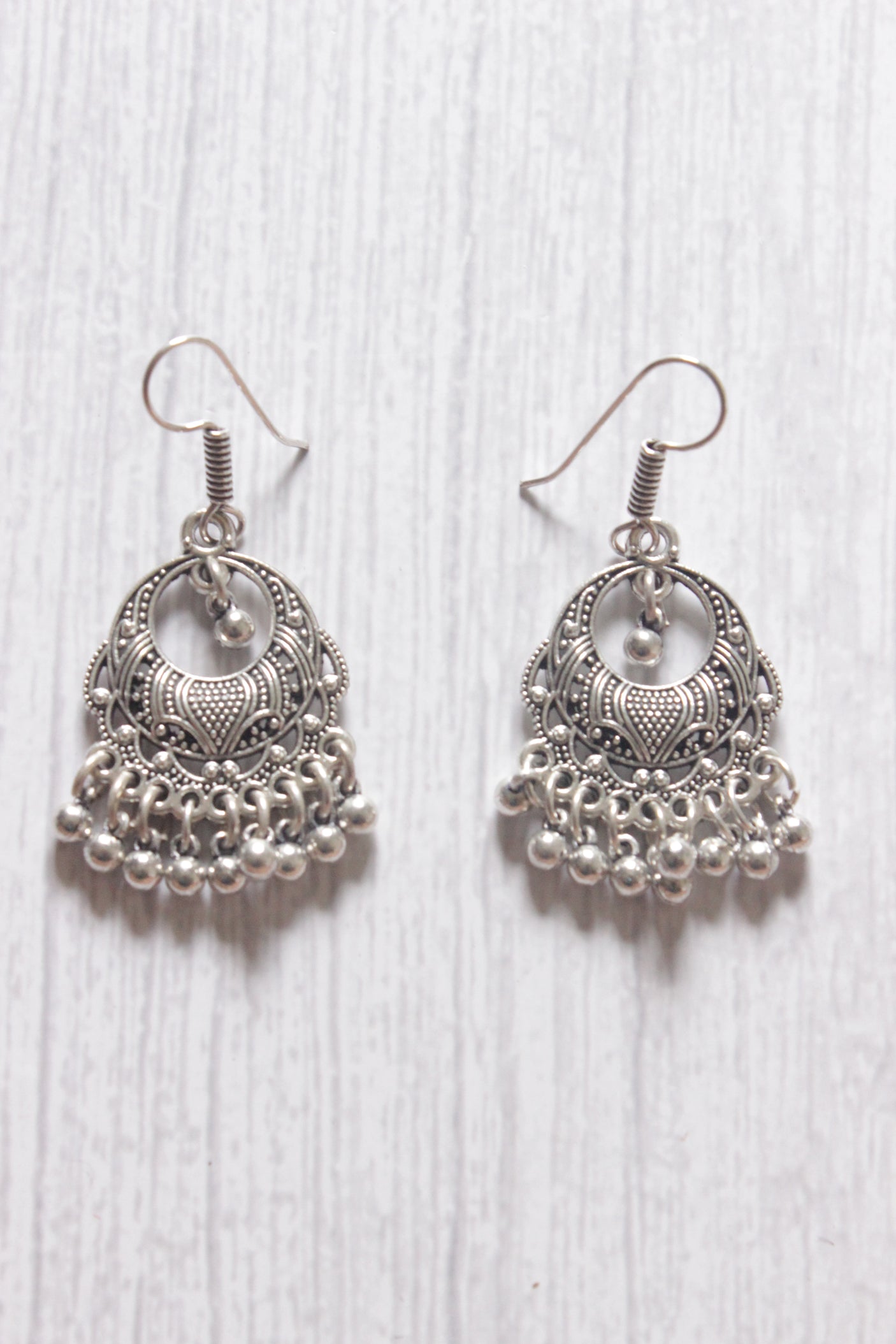 Thread Closure Choker Necklace Set with Statement Pendant